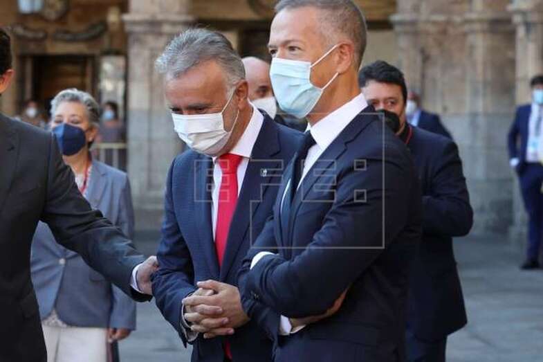 Ángel Víctor Torres (c), junto al presidente del Senado, Ander Gil, a su llegada a la XXIV Conferencia de Presidentes / EFE Juanjo Martín